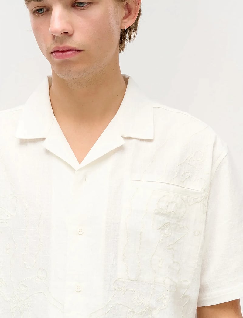 NEUW - THRACE EMBROIDERED SS SHIRTWHITE - kortärmade skjortor - white - 3