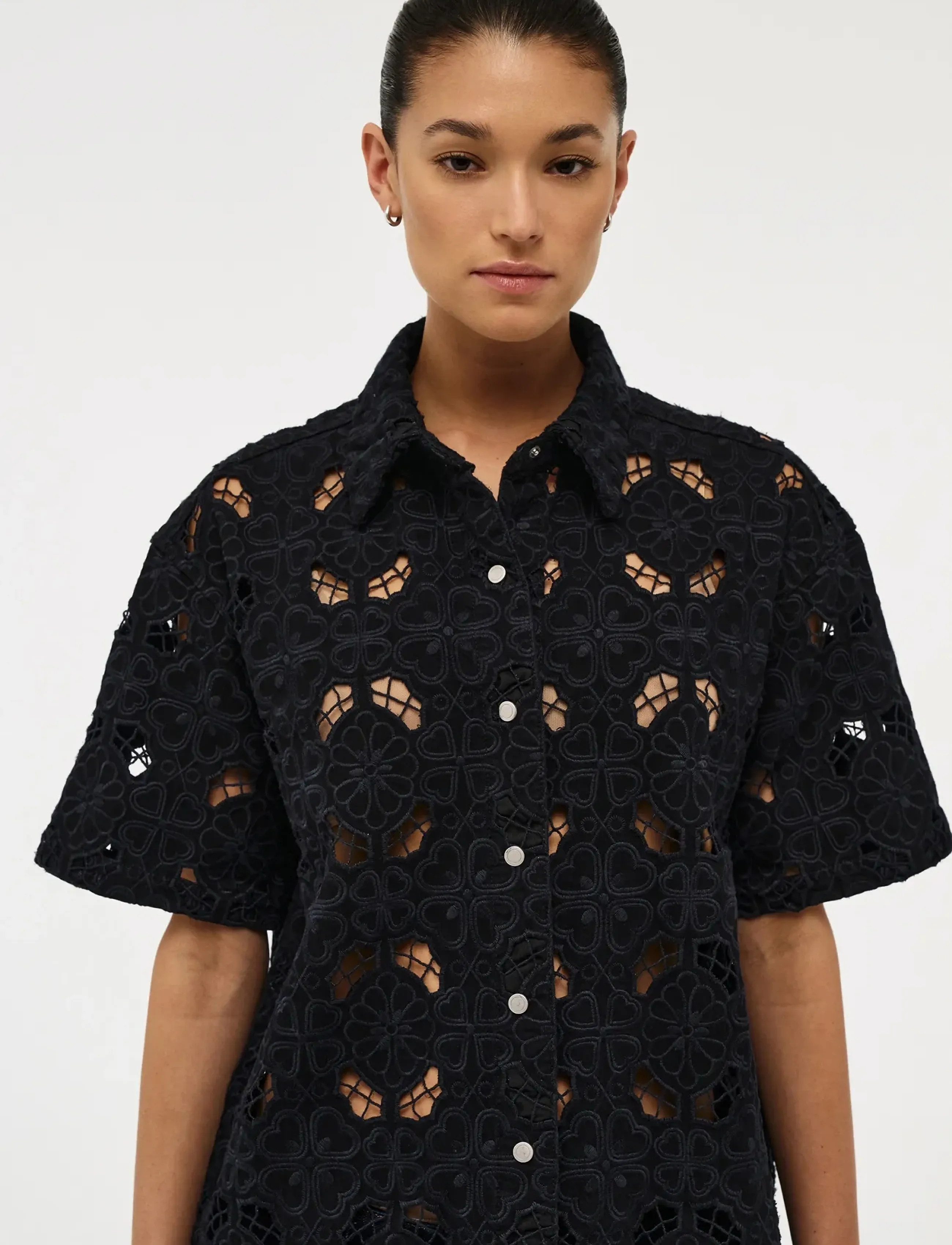 NEUW Fiore Embroidery Shirtwashed Black, S, Black, Skjorter > Kortærmede, Dame