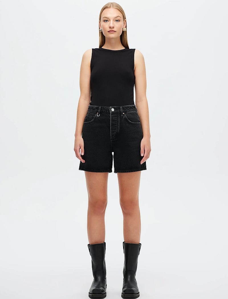 NEUW - EVA SHORT CONTEMPT BLACK - jorts - black - 0