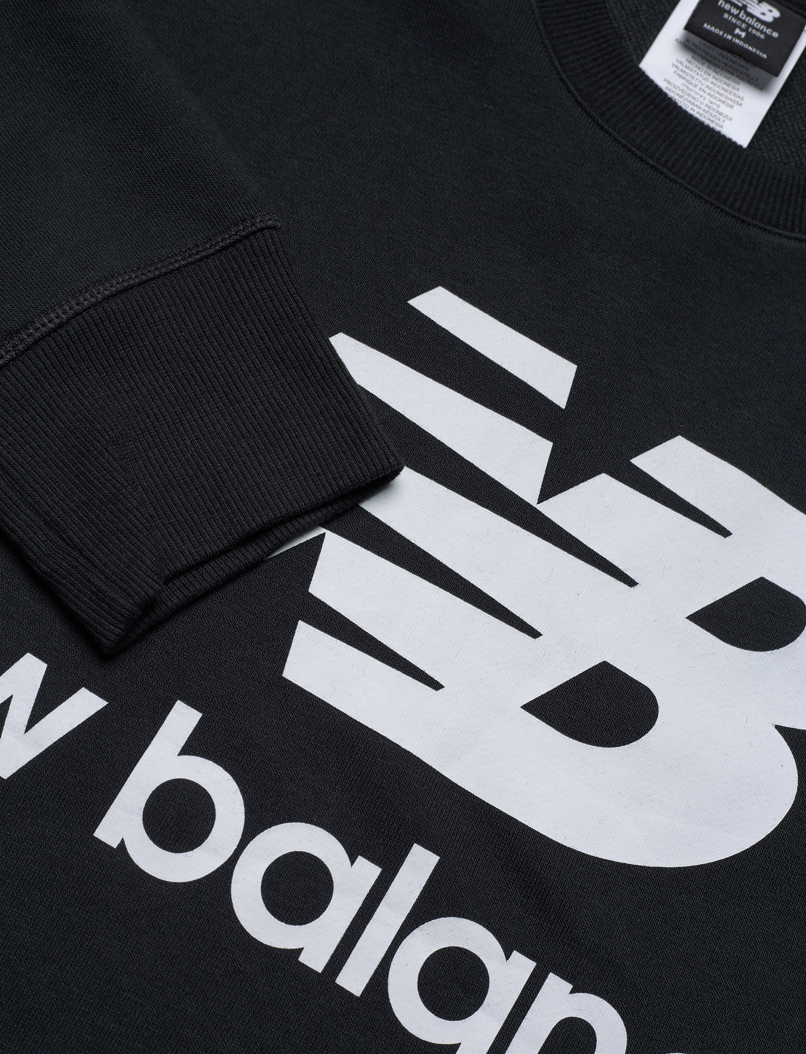 New Balance - NB Essentials Stacked Logo Crew - black - 5