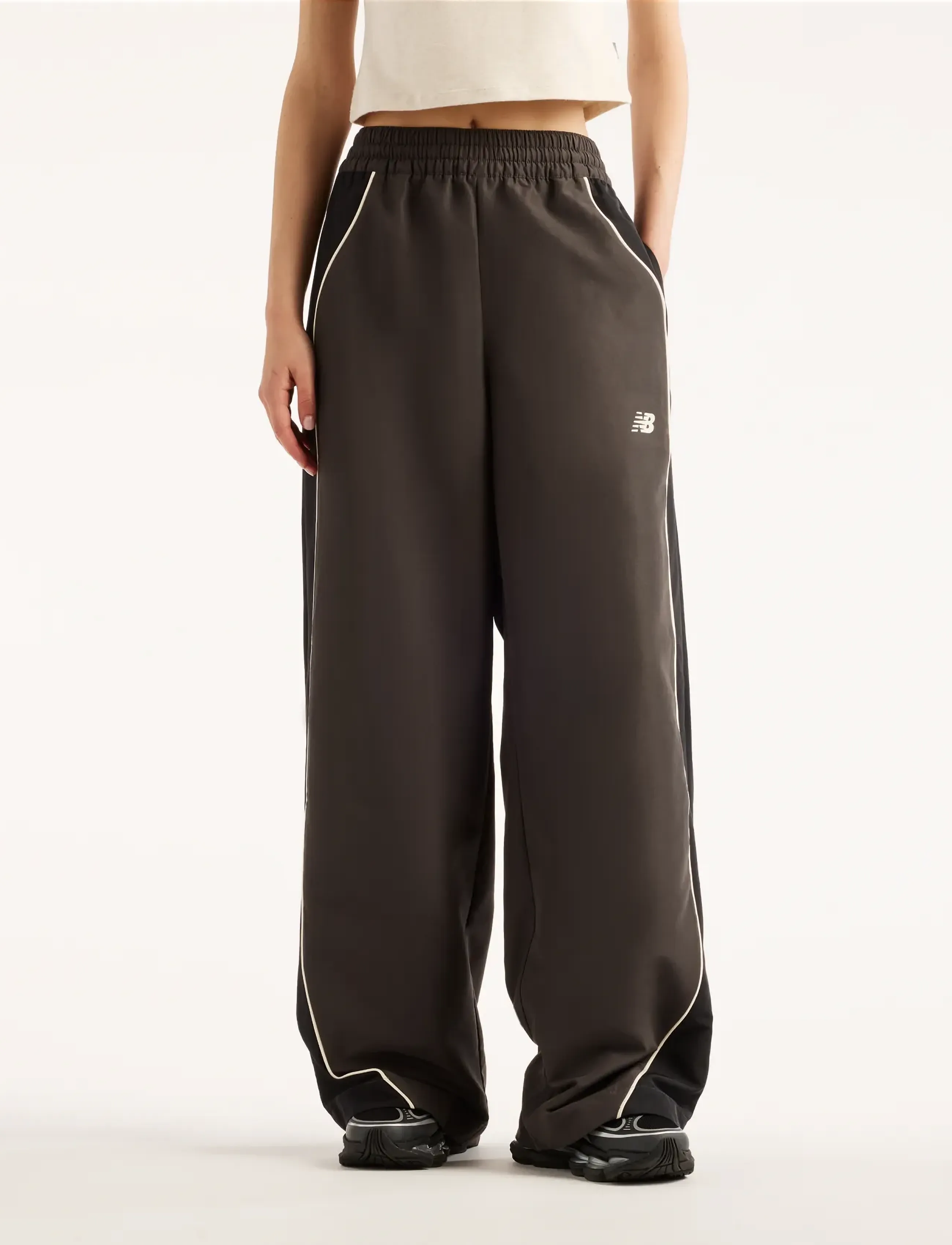 New Balance - Trackside Woven Pant - trainingshosen - black cement - 0