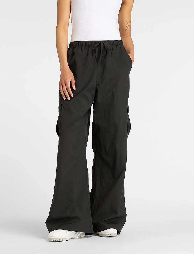 New Balance - Woven Cargo Pant - trainingshosen - black - 4