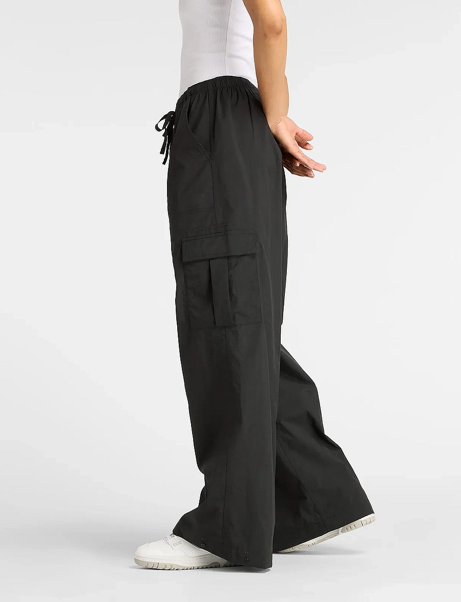 New Balance - Woven Cargo Pant - trennipüksid - black - 5