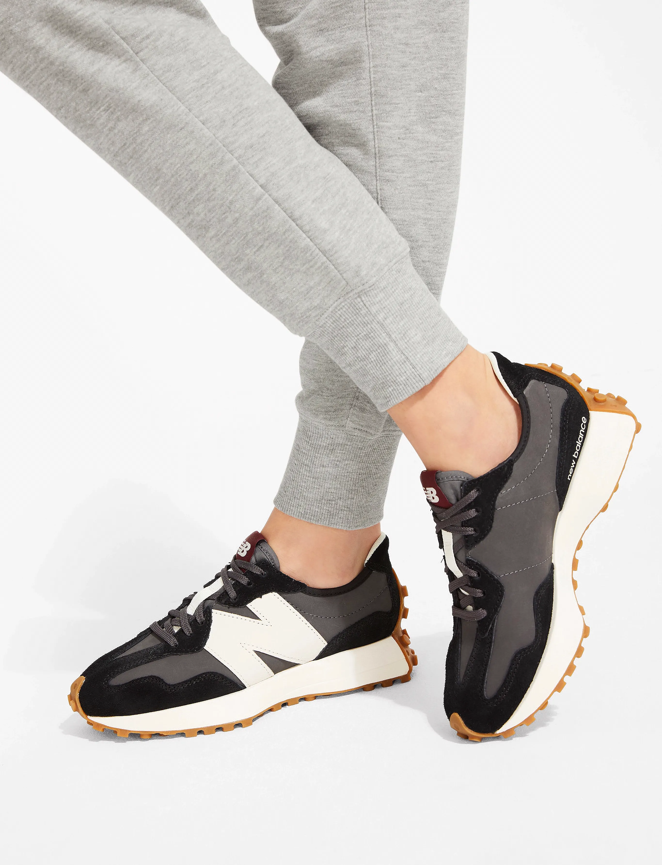 New Balance New Balance 327, 42.5, Black, Sneakers > Sneakers Med Lav Top, Dame