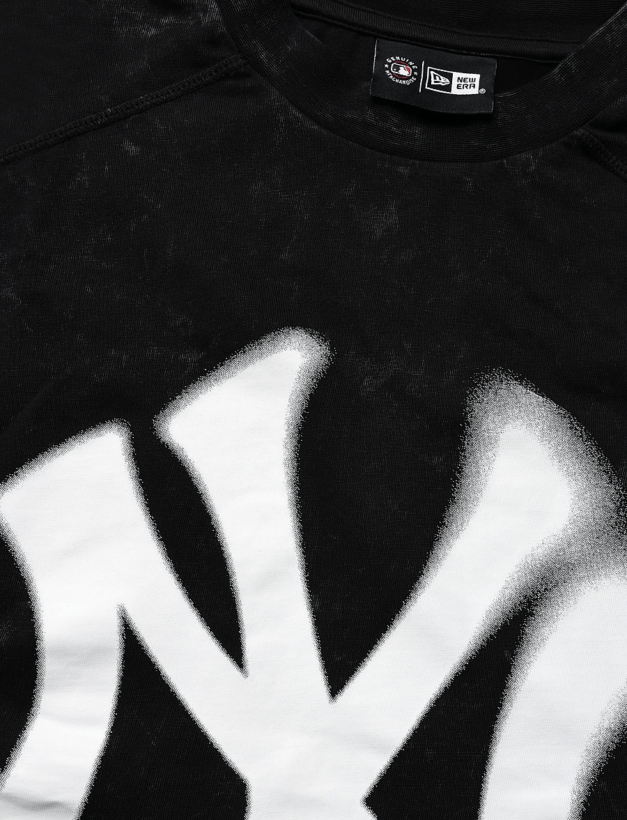New Era - MLB BOXY GRPHC TEE NEYYAN - kurzärmelige t-shirts - blk - 2