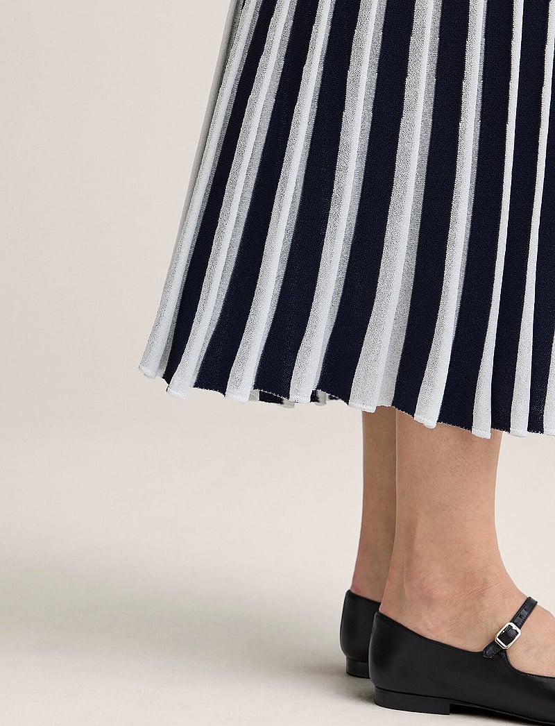 Newhouse - Charlie knitted Skirt - midi nederdele - navy - 3