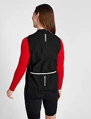 Newline - WOMENS CORE BIKE GILET - down- & padded jackets - black - 3