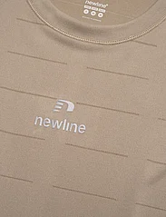 Newline - nwlPACE SEAMLESS TEE WOMAN - najniższe ceny - silver sage - 2