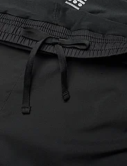 Newline - nwlFAST 2IN1 ZIP POCKET  SHORTS W - sports shorts - black - 6