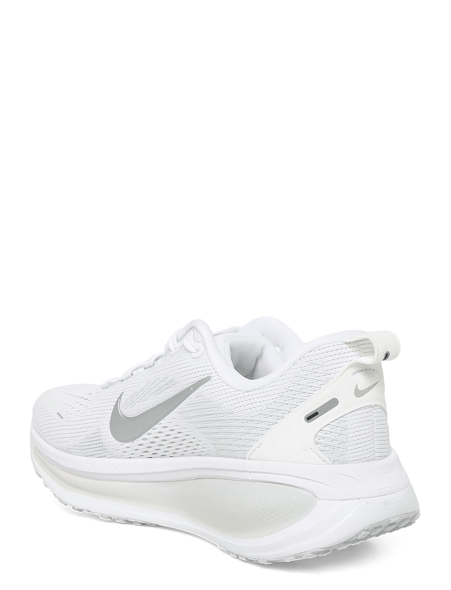 Nike - W NIKE VOMERO 18 - jooksujalatsid - white/metallic silver-photon d - 1