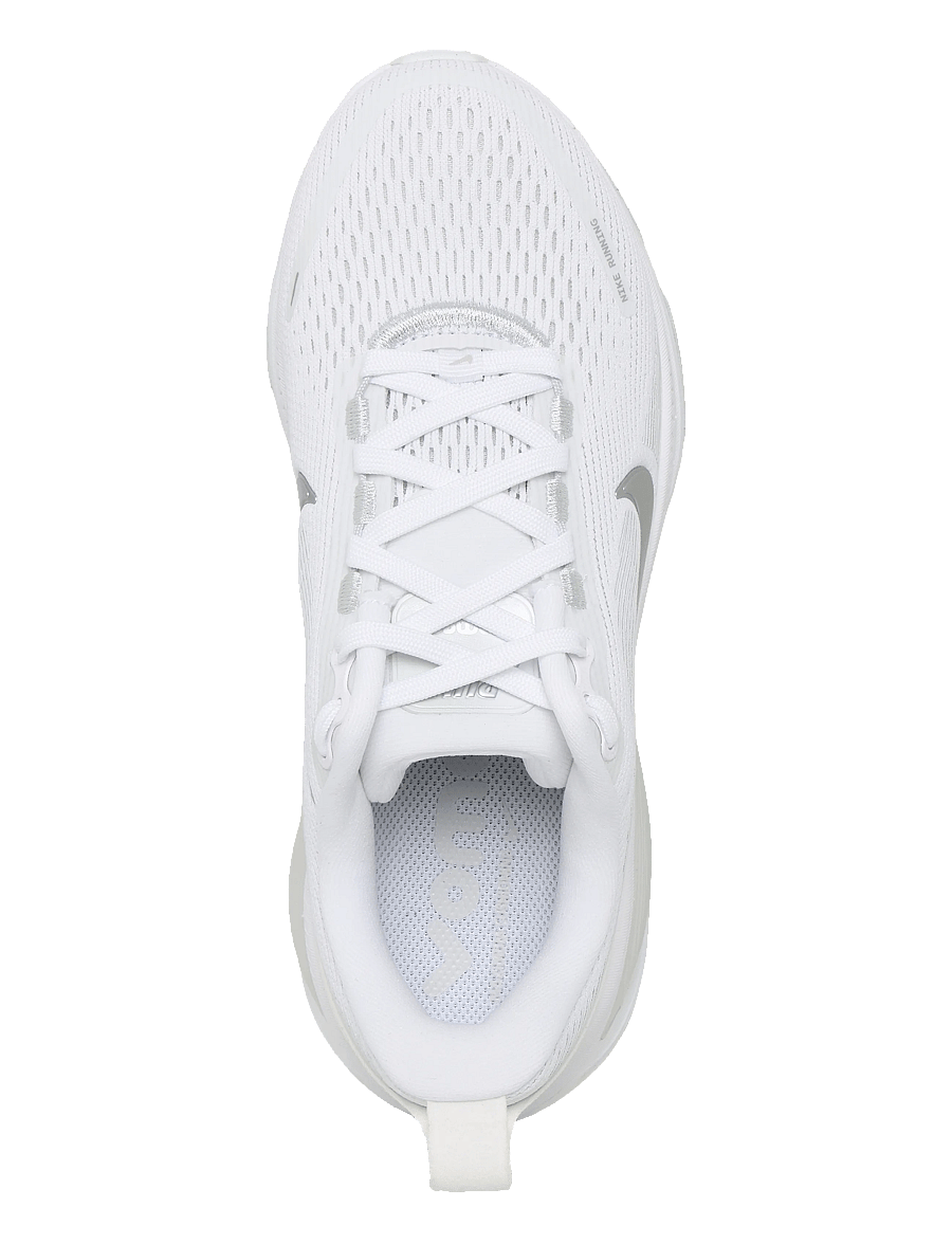 Nike - W NIKE VOMERO 18 - jooksujalatsid - white/metallic silver-photon d - 3