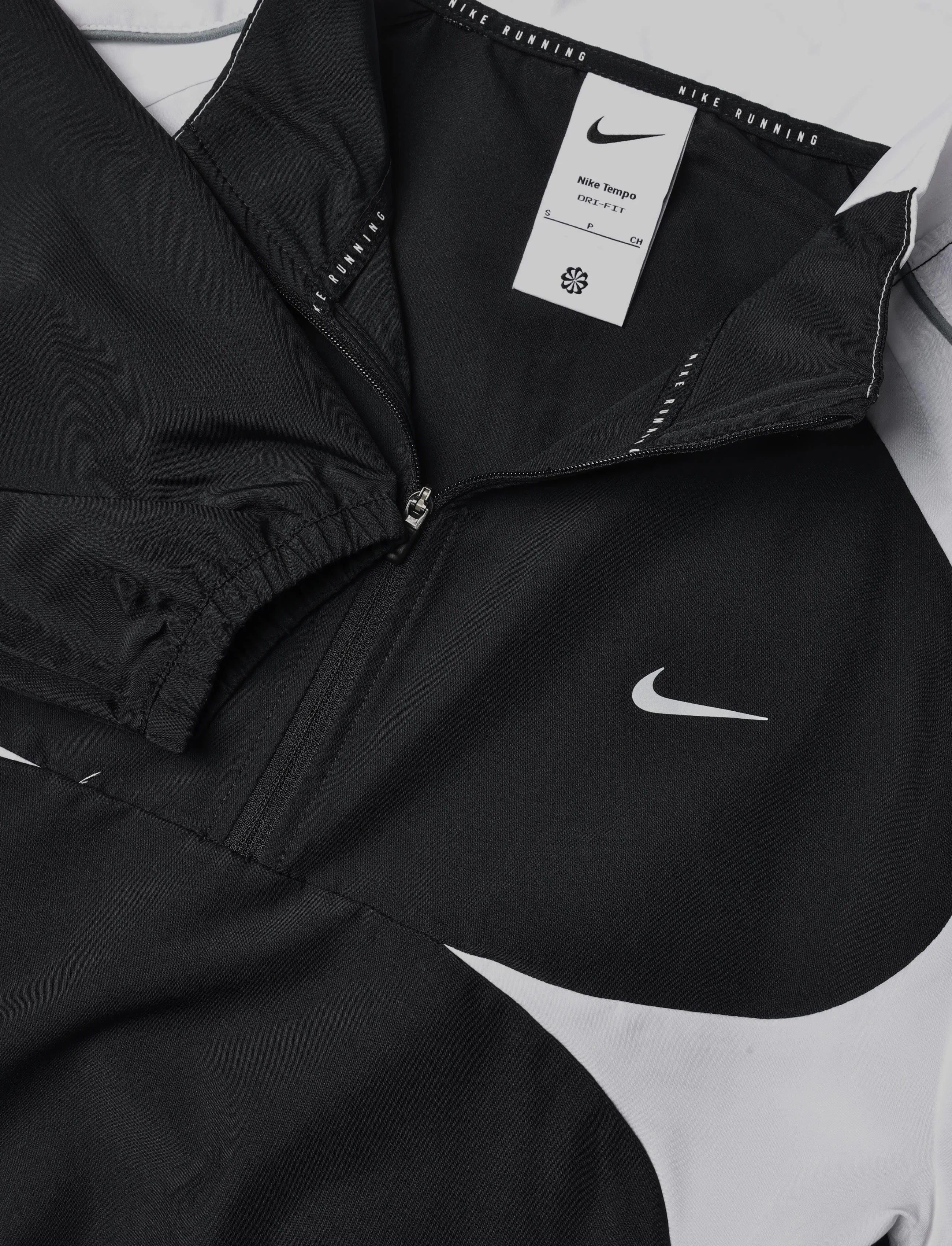 Nike - W NK TEMPO SWSH DF JKT - black/white/cool grey - 2