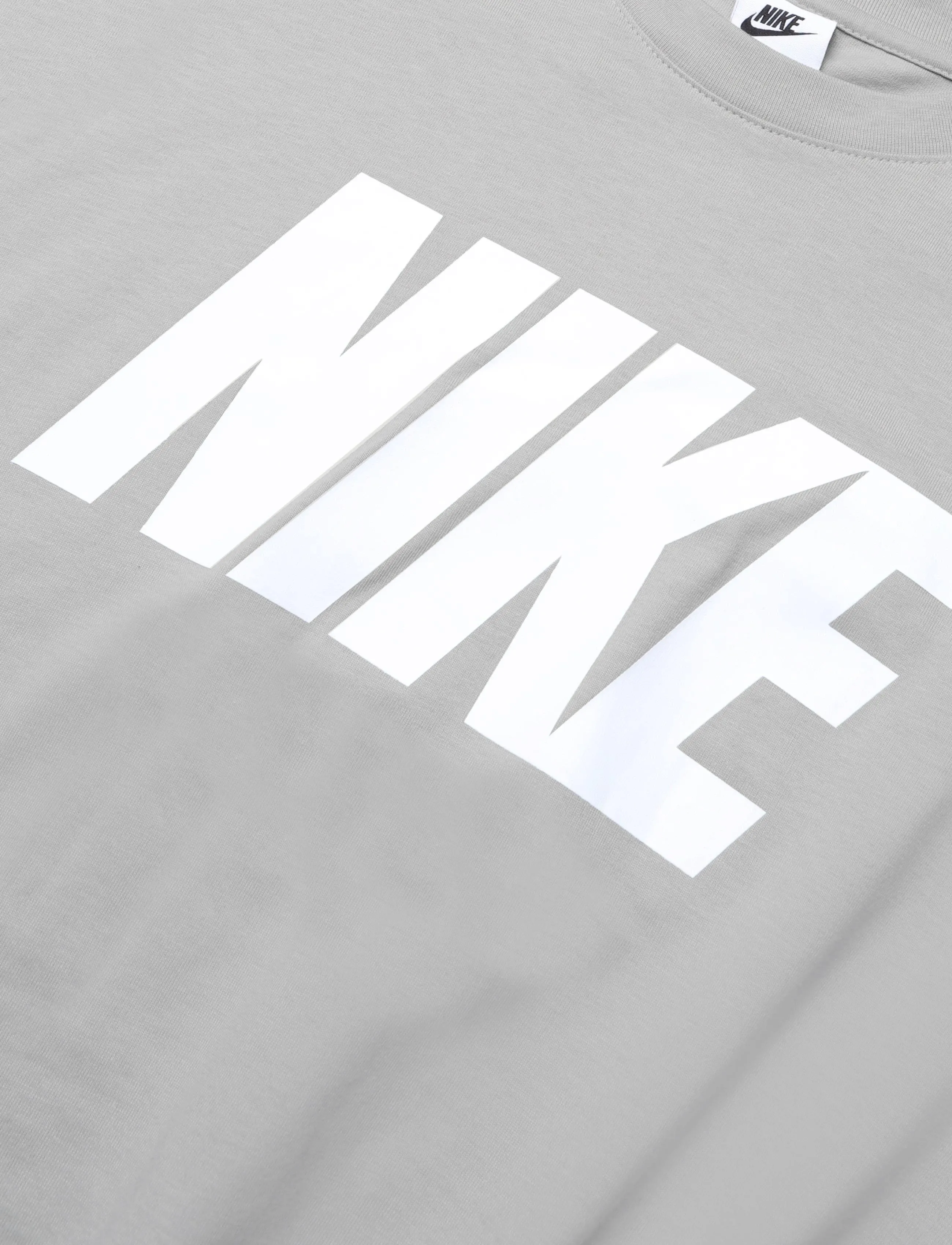 Nike - Nike Club Varsity Short Sleeved Lifestyle - oberteile & t-shirts - lt smoke grey/white - 2