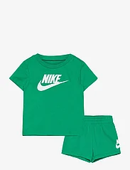 Nike - NKN CLUB TEE AND SHORT SET / NKN CLUB TEE AND SHORT SET - najniższe ceny - stadium green - 0