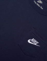 Nike - B NSW RELAXED POCKET TEE - kortärmade t-shirts - midnight navy - 2