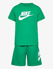 Nike - NKN CLUB TEE & SHORT SET - set med kortärmad t-shirt - stadium green - 0