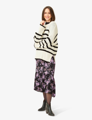 Noa Noa - LivaNN Skirt - vidutinio ilgio sijonai - print black/purple - 2