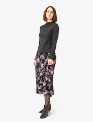 Noa Noa - LivaNN Skirt - midi skirts - print black/purple - 3