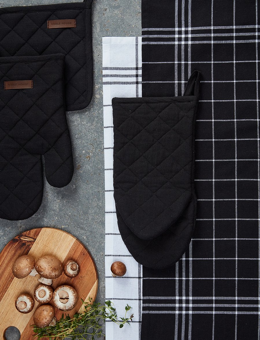 Noble House - OVEN GLOVE HANNA CLASSIC, RED 15X30 CM - weihnachtstextilien - black - 0