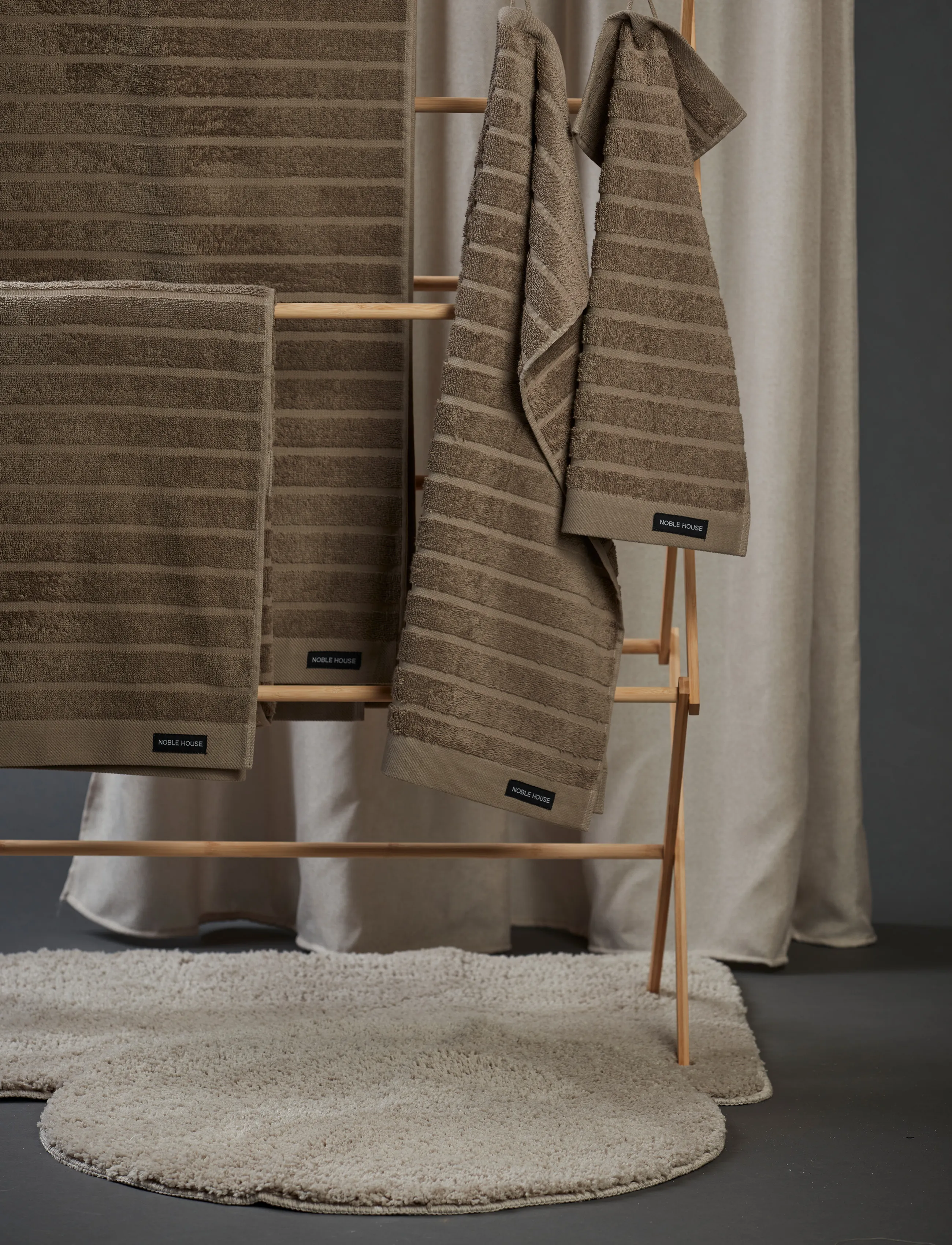 Noble House - BATH MAT COOPER - najniższe ceny - l.beige - 1