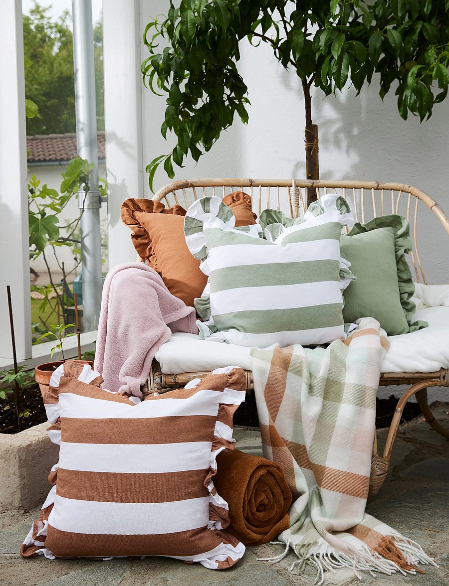 Noble House - CUSHION COVER VOLANG - die niedrigsten preise - cognac stripe - 1