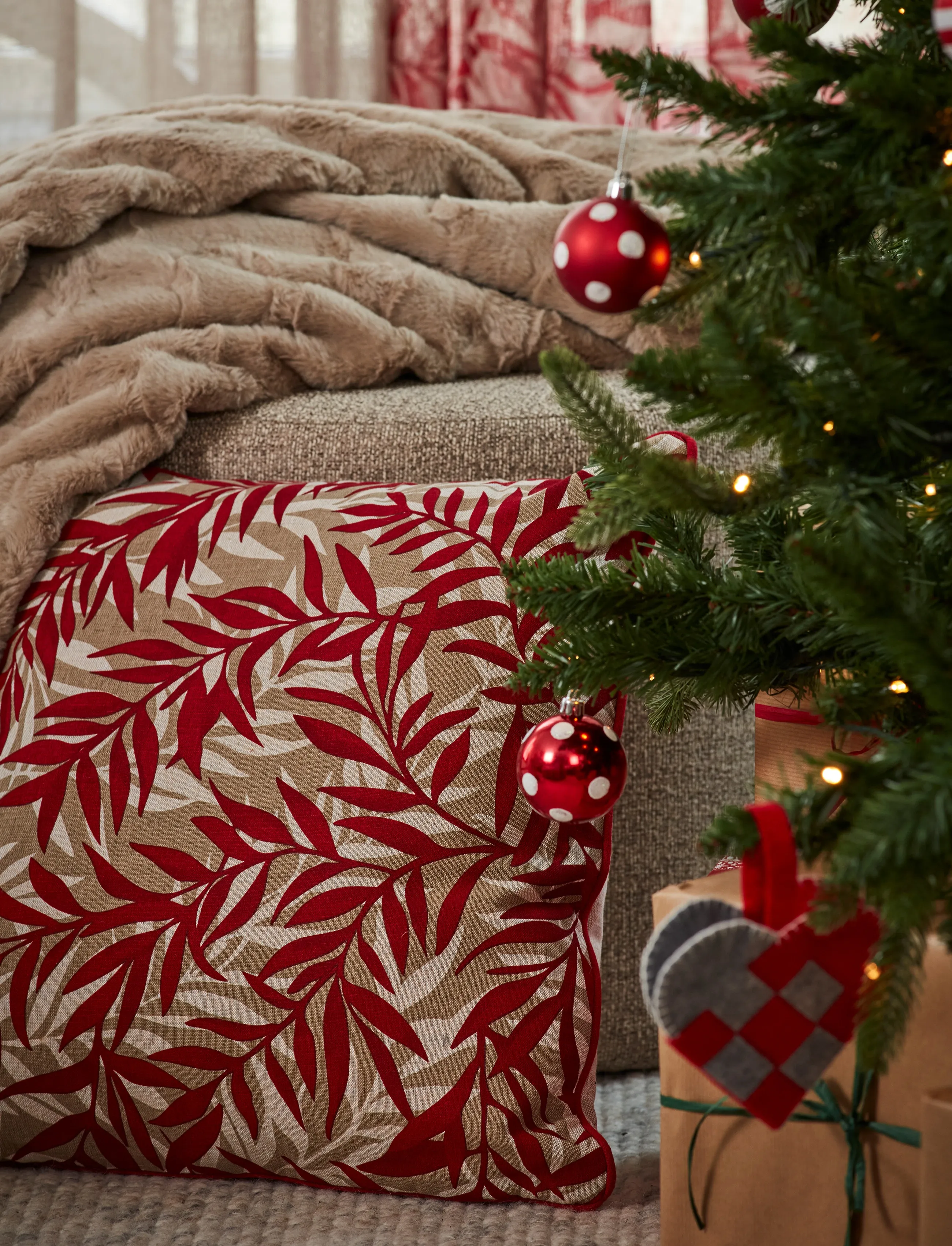 Noble House - CUSHION X-MAS GRS, GARLAND SWE 45X45 CM - weihnachtsdekoration - leaf - 2