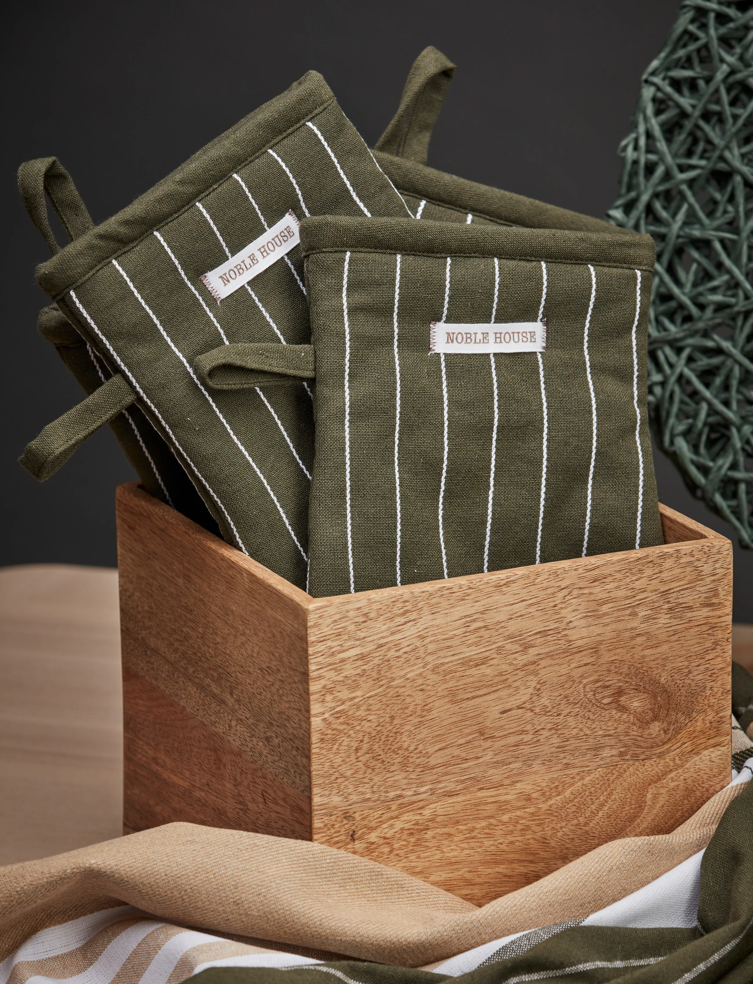 Noble House - OVEN GLOVE FROG PINSTRIPE GRS - mitaines de four, gants et maniques - d.green - 2