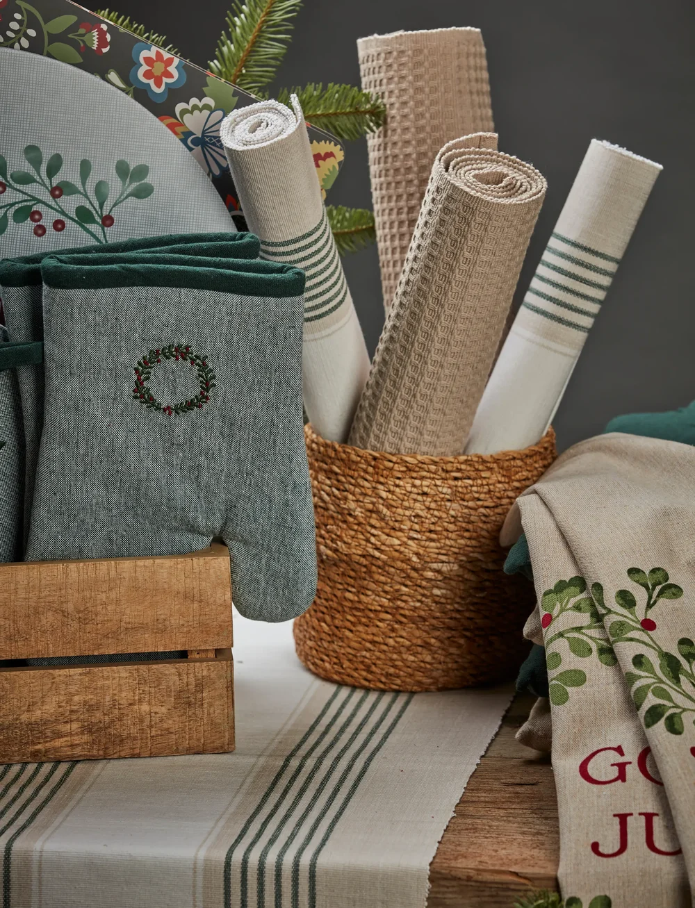 Noble House - OVEN GLOVE GARLAND GRS - jõulutekstiilid - green - 1