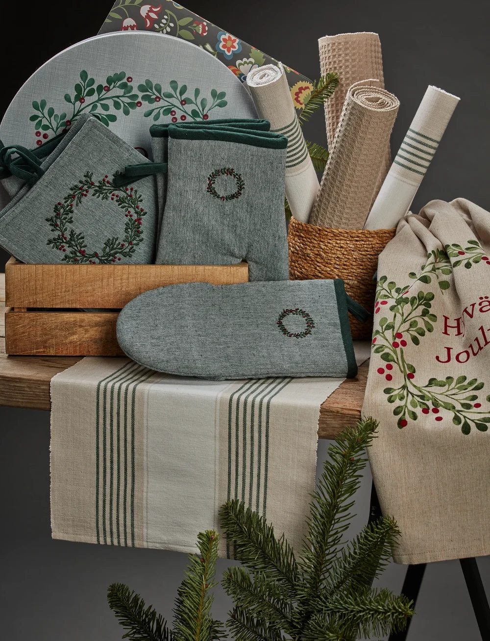 Noble House - OVEN GLOVE FROG GARLAND GRS - juletekstiler - green - 1