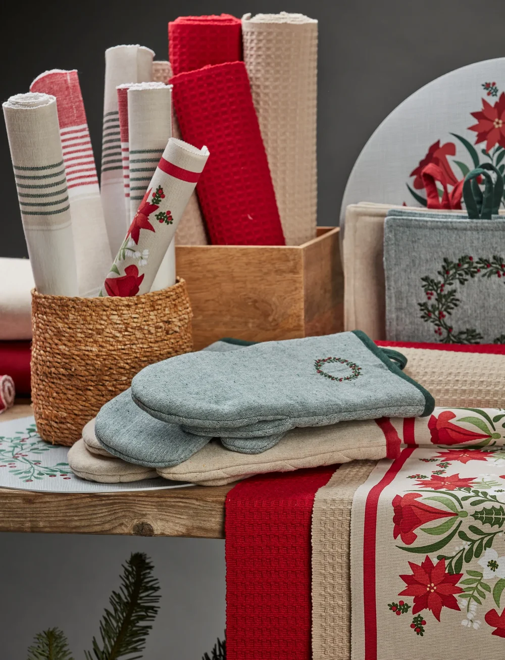 Noble House - OVEN GLOVE FROG GARLAND GRS - juletekstiler - green - 2