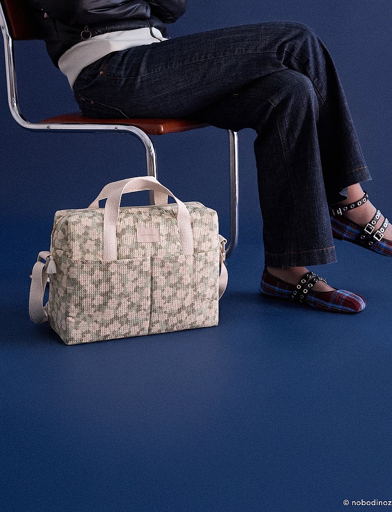 NOBODINOZ - Waterproof changing bag Gala Opera - wickeltaschen - green sakura - 0