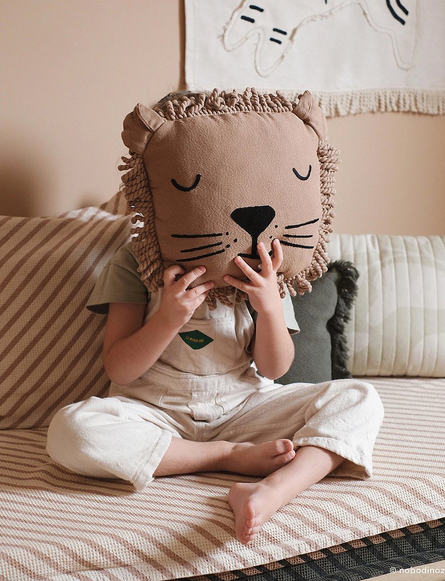 NOBODINOZ - LION FACE EMBROIDERY CUSHION 34X34 - dekoratīvie spilveni - sesame - 1