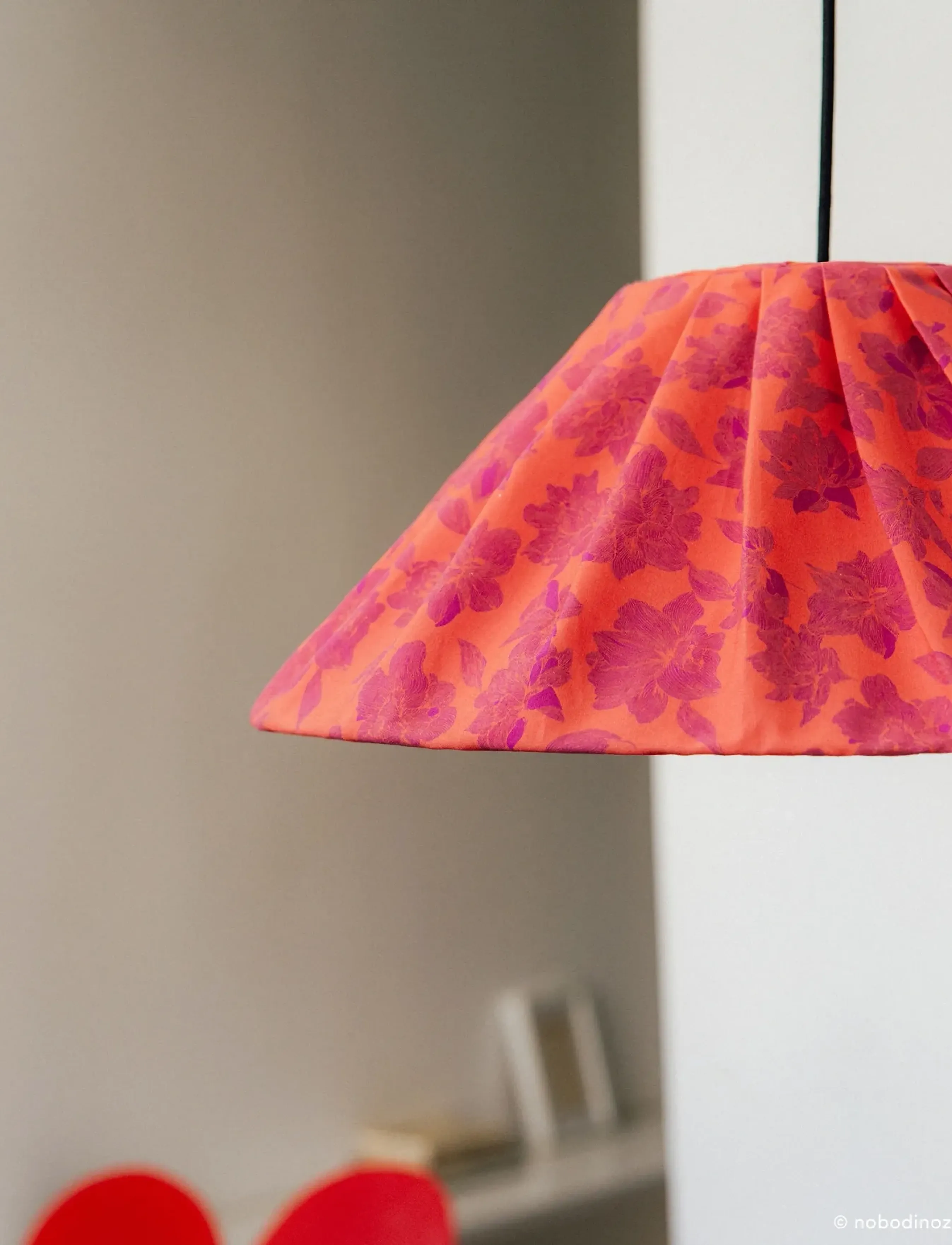NOBODINOZ - Pleated pendant lampshade diam. 50cm Ava - plafonniers - red peonies - 4