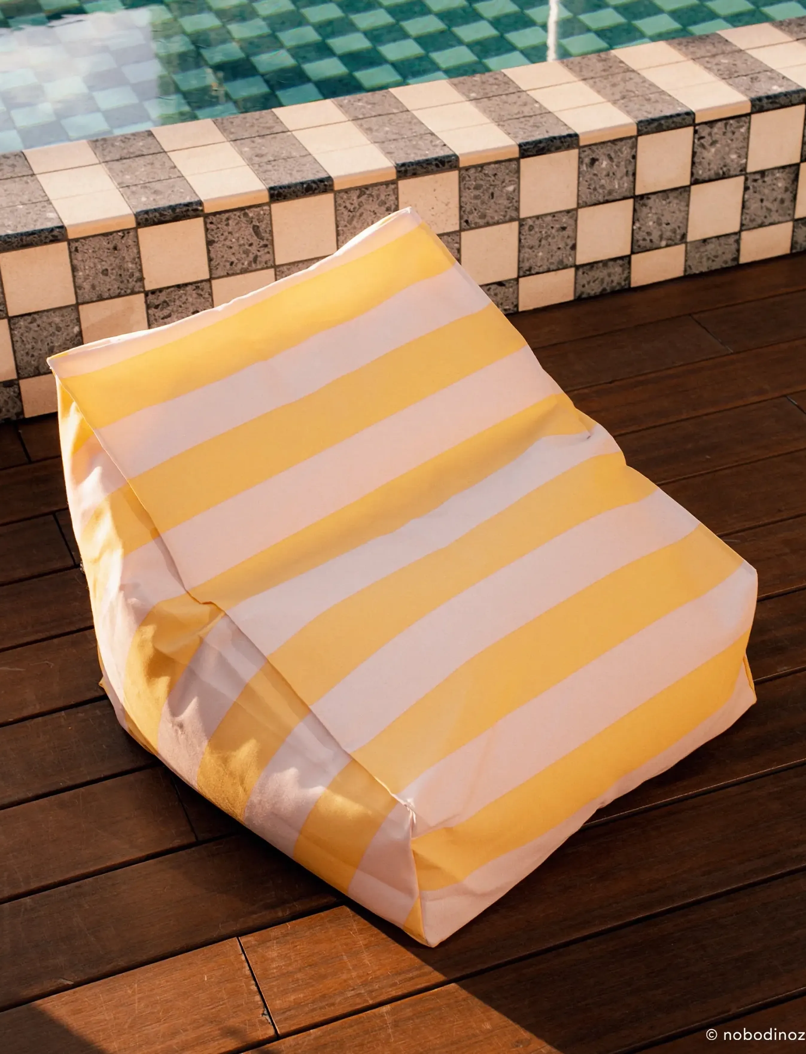 NOBODINOZ Outdoor armchair beanbag - kid size - Vibes - Möbel - YELLOW PINK STRIPES / pink/rose