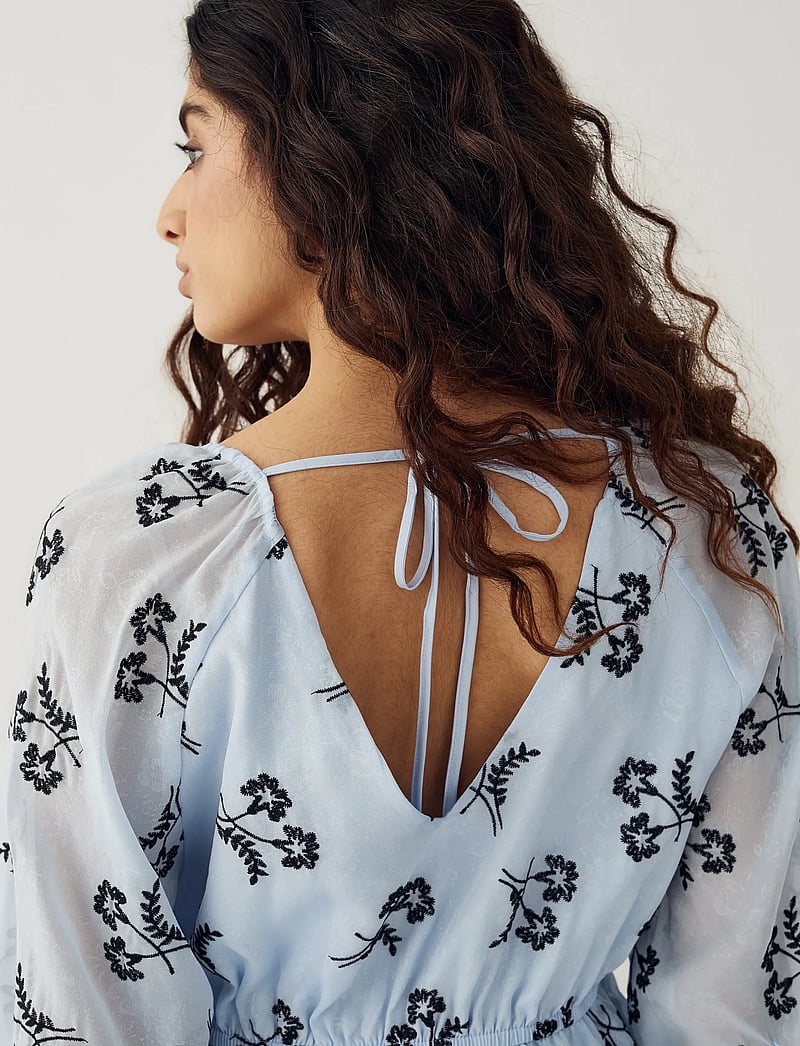 Noella - Jin Blouse - kortärmade blusar - light blue - 4