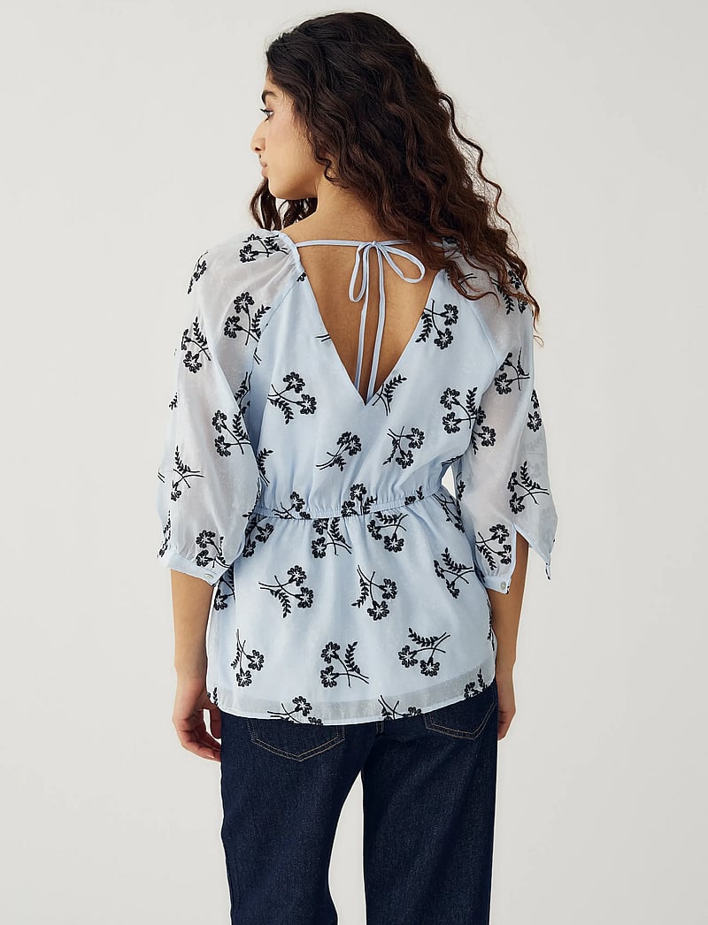 Noella - Jin Blouse - kortärmade blusar - light blue - 5