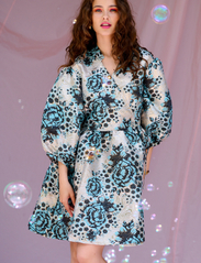 Noella - Aya Wrap Dress - vakarėlių drabužiai išparduotuvių kainomis - blue/black mix - 2