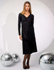 Noella - Verona Midi Dress - paljettklänningar - black w/ black - 2