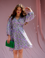 Noella - Mara Wrap Dress - sommerkjoler - lavender/green flower - 2