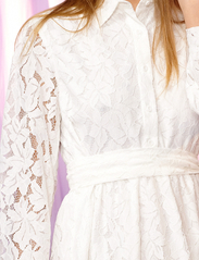 Noella - Pixi Shirt Dress Lace - marškinių tipo suknelės - white - 2