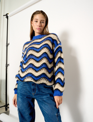 Noella - Panama Knit Sweater - strikkegensere - electric blue/sand/black mix - 2