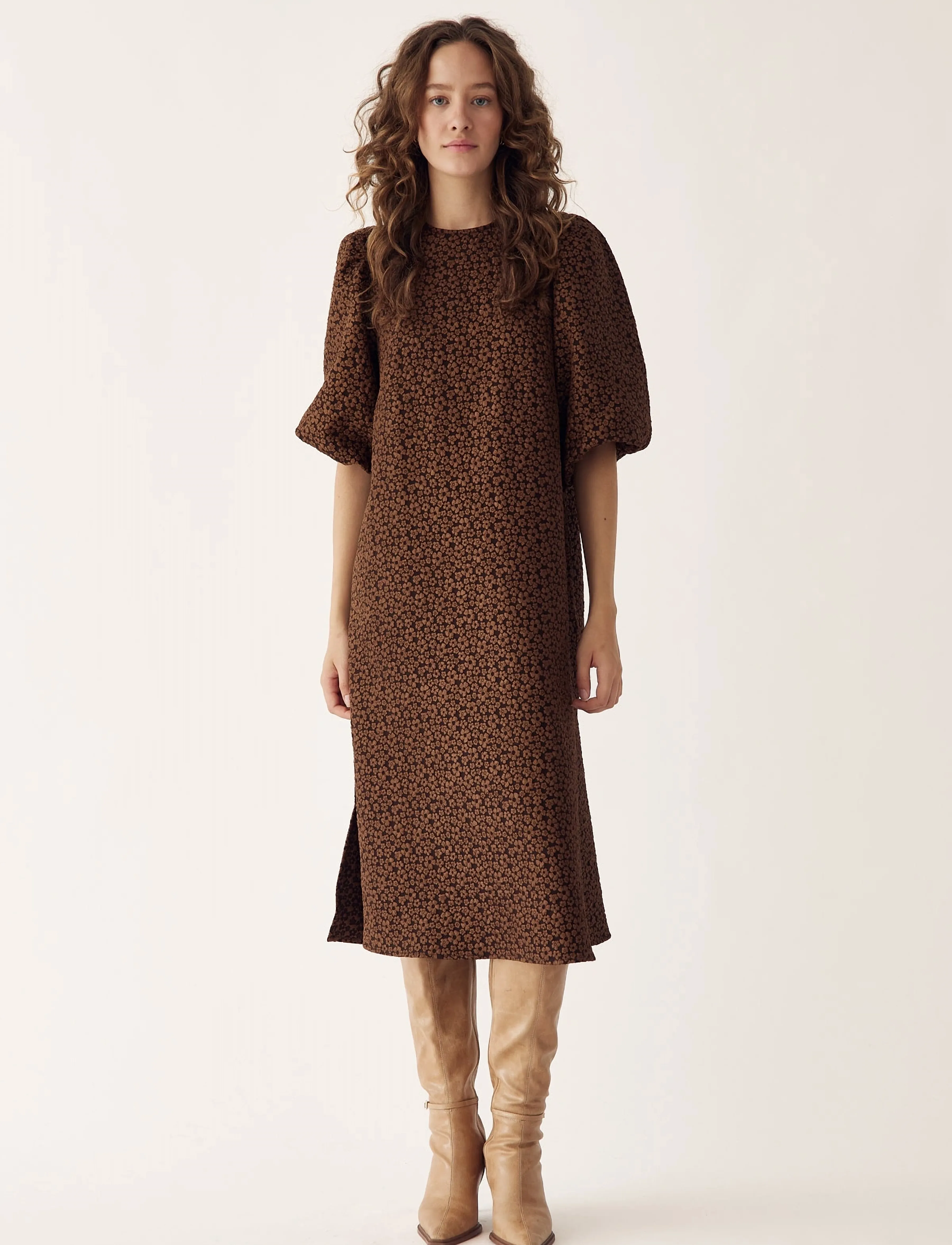 Noella Reno Pastis Long Dress, Kvinder, Tekstureret Lang Kjole med Puffærmer, Brun, Str: L