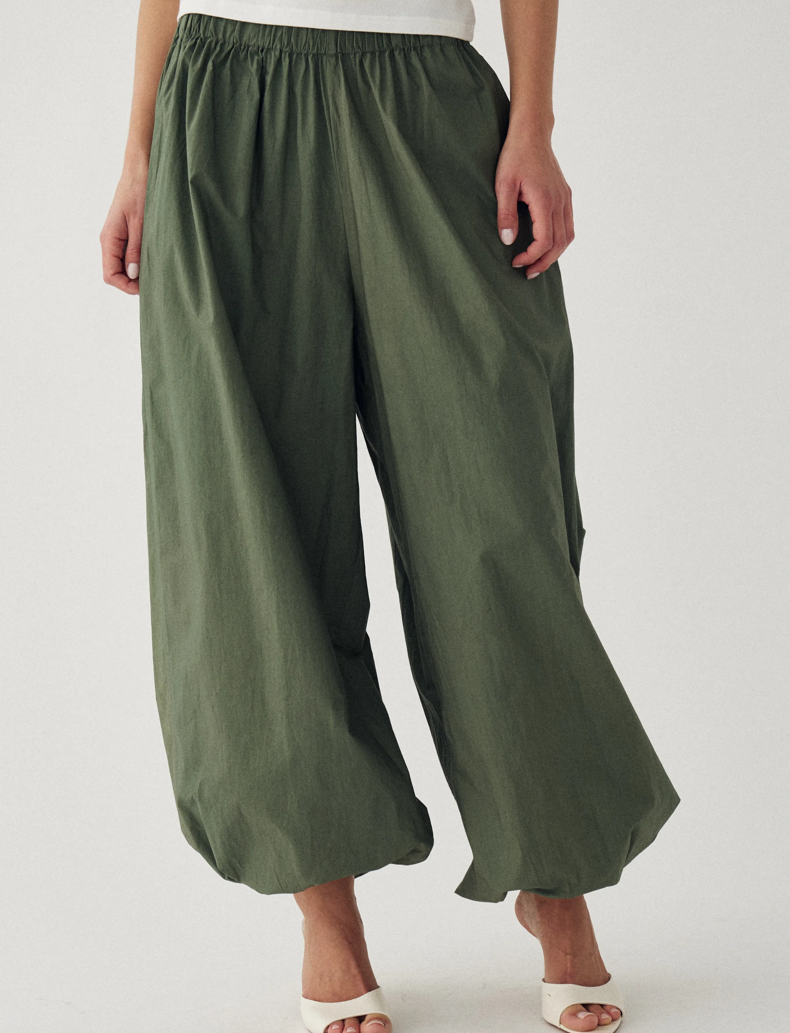 Noella N-Nerine Pants - Laia säärega püksid - GREEN LEAF / khaki/green