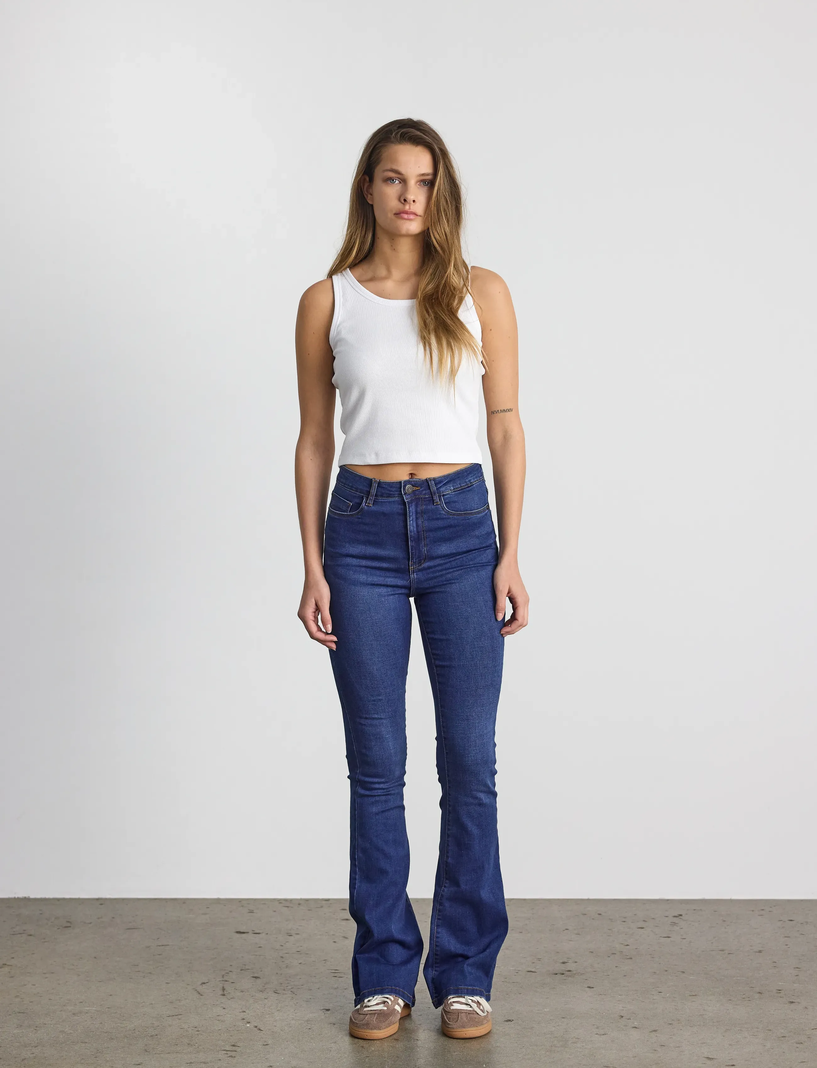 NOISY MAY - NMSALLIE HW SK FLARED VI021MB NOOS - schlaghosen - medium blue denim - 3