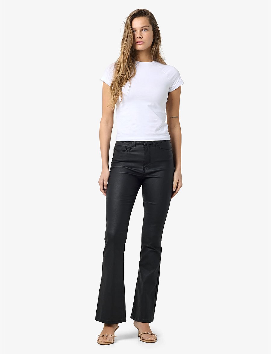 NOISY MAY - NMSALLIE HW FLARE COATED PANTS NOOS - schlaghosen - black - 3