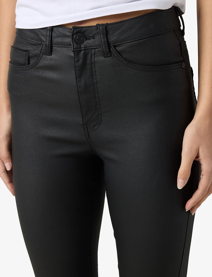 NOISY MAY - NMSALLIE HW FLARE COATED PANTS NOOS - schlaghosen - black - 5