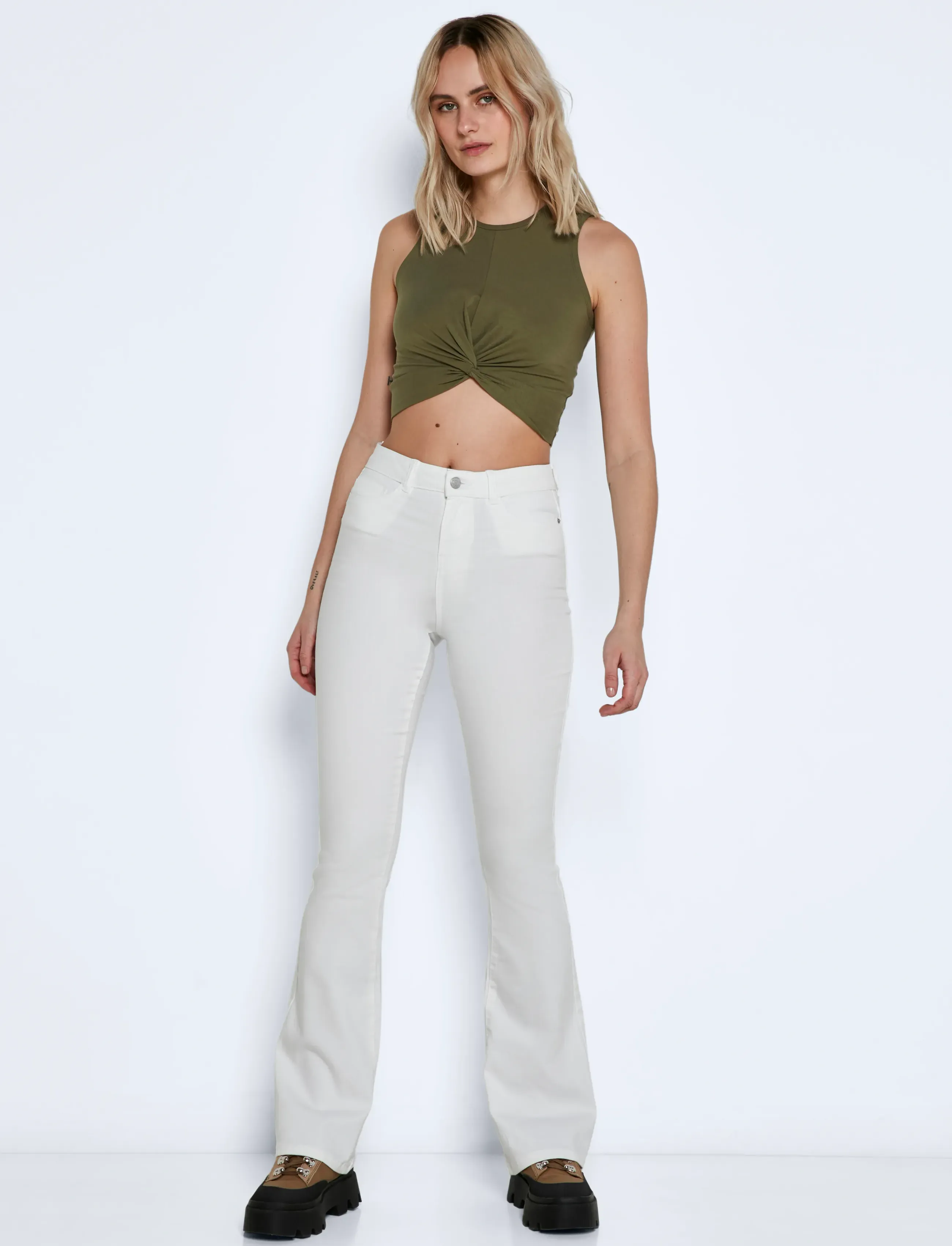 NOISY MAY - NMSALLIE HW FLARE JEANS VI163BW S* - jeans évasés - bright white - 3