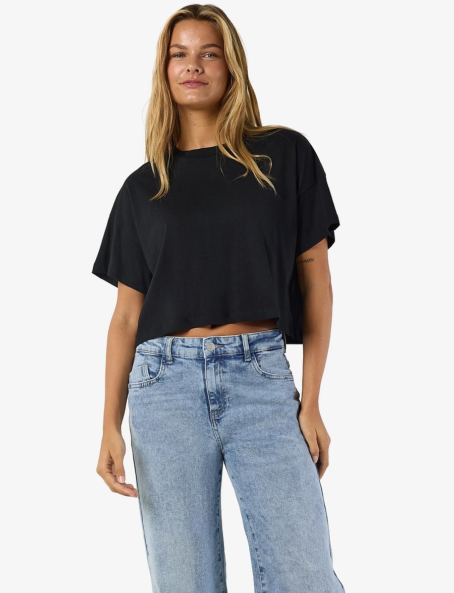 NOISY MAY - NMALENA S/S O-NECK SEMICROP TOP NOOS - crop tops - black - 0