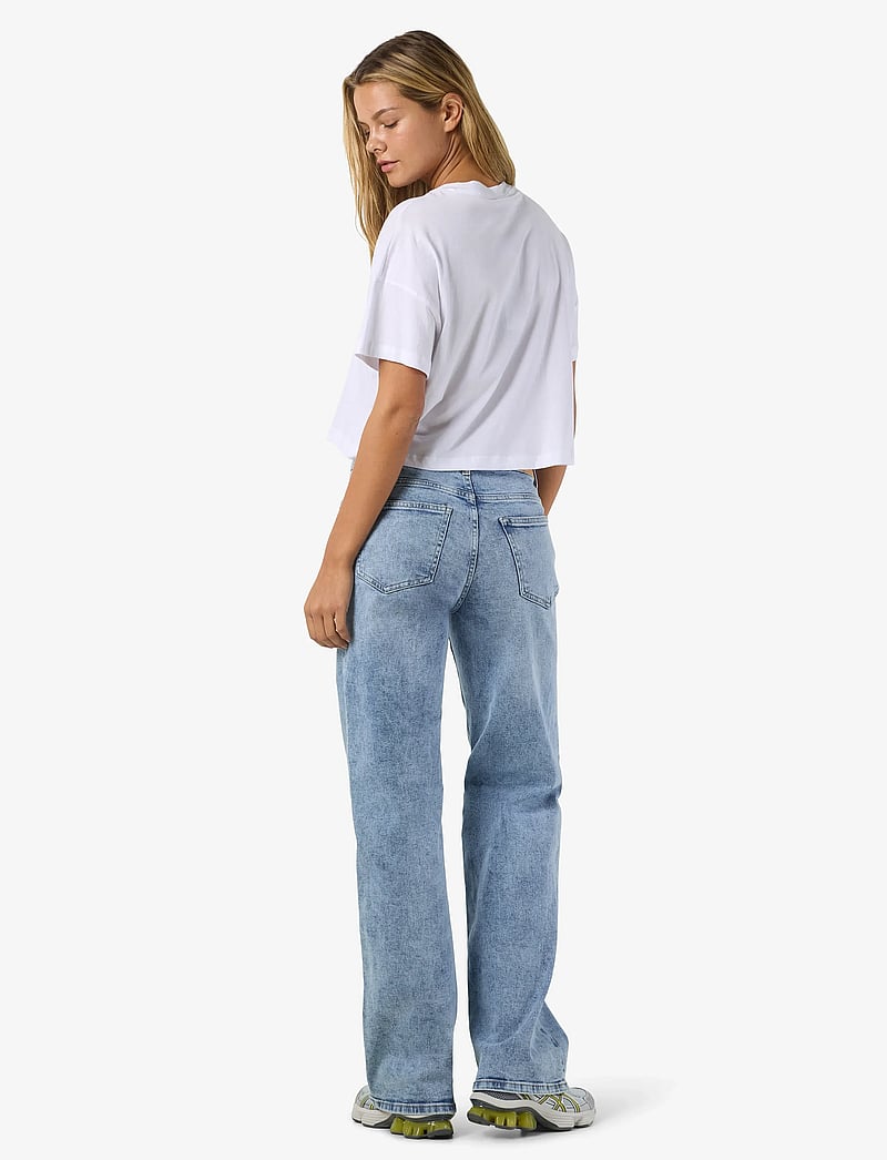 NOISY MAY - NMALENA S/S O-NECK SEMICROP TOP FWD NOOS - crop tops - bright white - 5