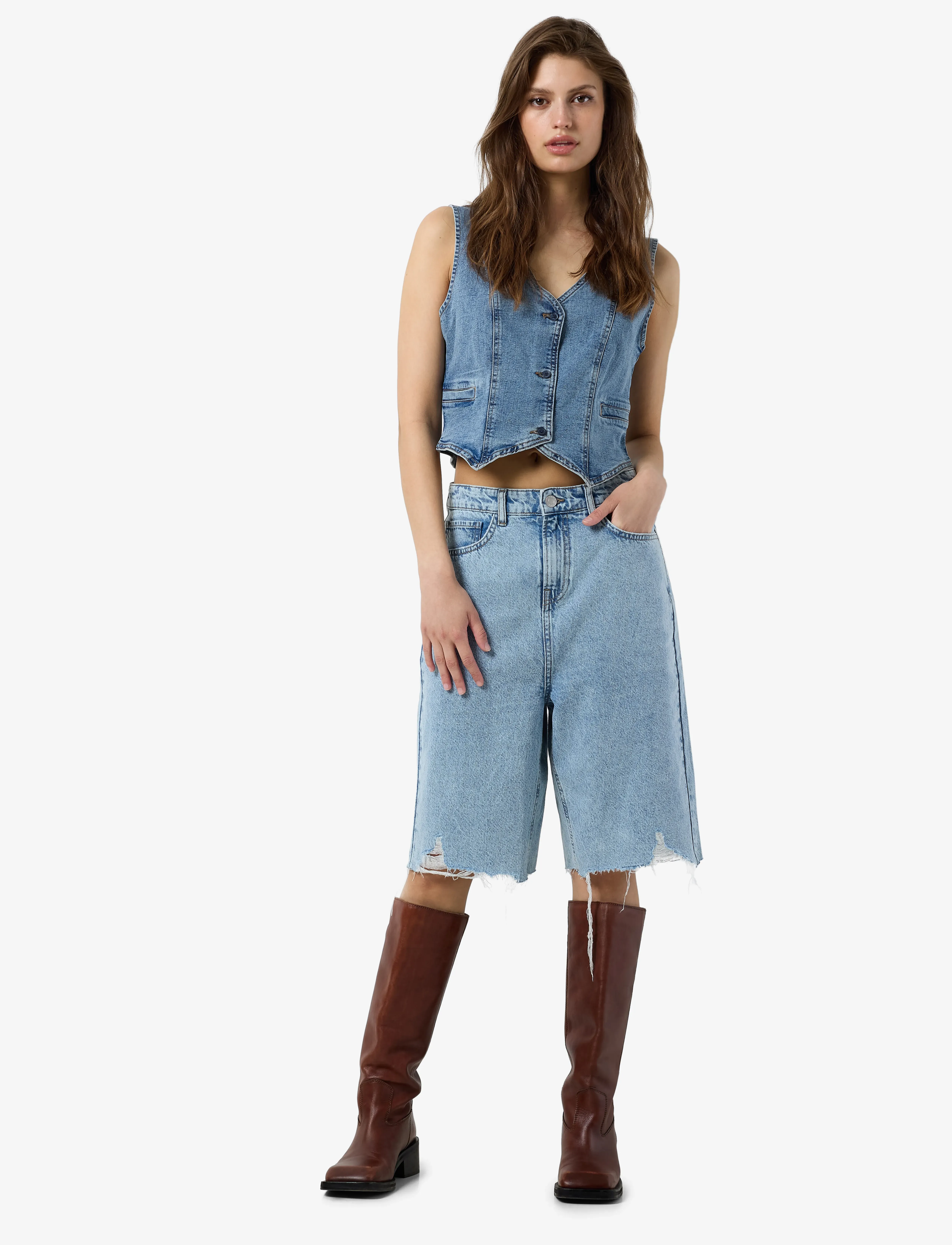 NOISY MAY - NMJYTTE NW STRAIGHT SHORTS AZ385LB FWD - denim shorts - light blue denim - 3
